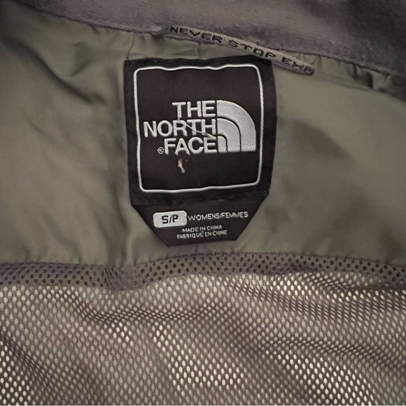 Women’s North Face lightweight rain jacket - Picture 3 of 3